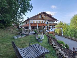 a house with a bench in front of it at Kaffeehaus Blaslhöhe in Lam