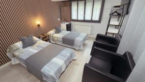 a hotel room with two beds and a ladder at PENSIÓN PESQUERO in Burgos