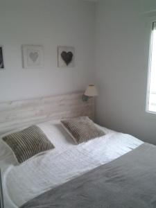 リュス・サン・ソヴァールにあるLes Gloriettesのベッドルーム1室(枕2つ、窓付)