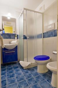 ローマにあるRome Vatican B&Bのバスルーム(トイレ、洗面台、シャワー付)