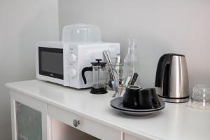 a white microwave sitting on top of a counter at Ruustinna Hotelli & B&B Majoitus in Saarijärvi