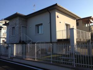 a house with a fence in front of it at Casa Armonia in Peschiera del Garda