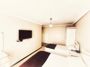 TV in/ali zabaviščno središče v nastanitvi Şeref Hotel