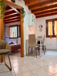 a living room with a dining room table and chairs at The Mastiffs in Chioggia