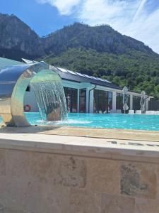 Piscina de la sau aproape de Hotel Artemis
