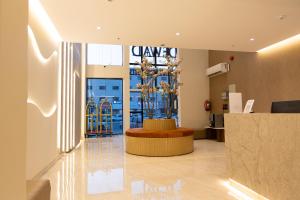 a lobby of a store with a vase with flowers in it at فندق دواد الدوادمي Dewad Hotel in Ad Dawādimī