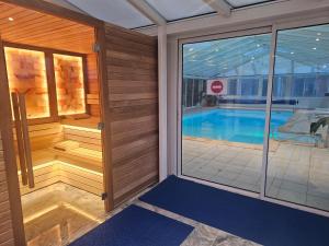 Swimmingpoolen hos eller tæt på Hostellerie Du Mont Aimé