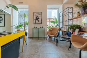 ein Wohnzimmer voller Pflanzen in der Unterkunft RM The Experience - Small Portuguese Hotels in Setúbal