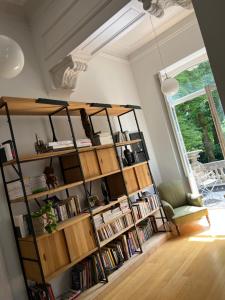 a room with a book shelf filled with books at Chez Léopold II in Verviers