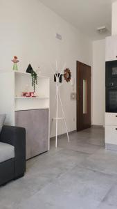 a living room with a kitchen with a camera at L'Officina in Leverano