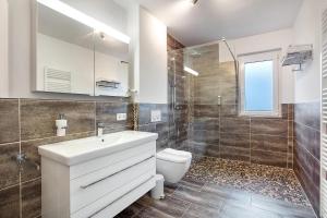 a bathroom with a sink and a toilet and a shower at Weinregion direkt vor der Tür erleben - Ferienwohnung Weinberg in Bad Bellingen +20 photos