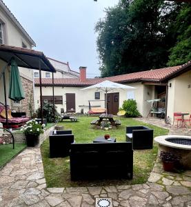 a backyard with a picnic table and an umbrella at Albergue-Hostel Casa da Gandara in Boimorto