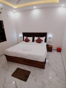 a bedroom with a large bed with marble floors at Hotel Pantao Rishekesh in Rishīkesh