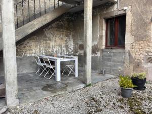 a white table and chairs sitting next to a building at Appartement - Baume-les-Dames in Baume-les-Dames