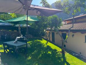 a table and umbrella in the yard of a house at B&B Da Gabry in Fondi
