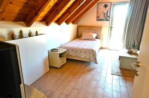 ein Schlafzimmer mit einem Bett und einem Holzboden in der Unterkunft Araxos Loft in Áraxos