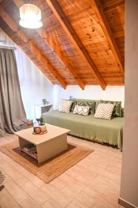 ein Wohnzimmer mit einem Bett und einem Couchtisch in der Unterkunft Araxos Loft in Áraxos