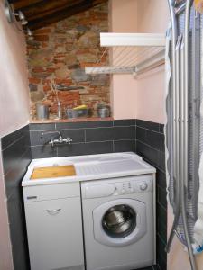 a washer and dryer in a small bathroom at La Casina dei Piccioni in Lucca
