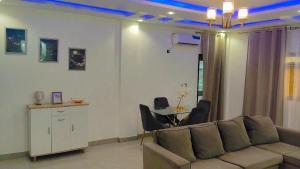 a living room with a couch and a table at Apparemment PARC DES PRINCES in Yaoundé