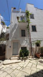 a white building with a door on the side of it at Saliscendi in centro in Putignano