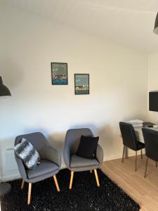 a waiting room with two chairs and a table at Driverhuset B&B in Grindsted