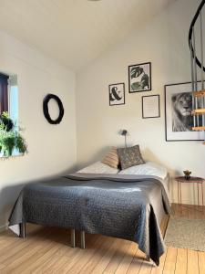a bedroom with a bed in a room at Driverhuset B&B in Grindsted