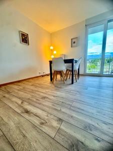 a dining room with a table and chairs and a window at La Résidence Urbaine in Mulhouse +11 photos