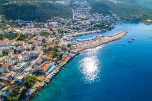 eine Luftaufnahme einer Stadt am Wasser in der Unterkunft Corte Hotel Kaş in Kaş