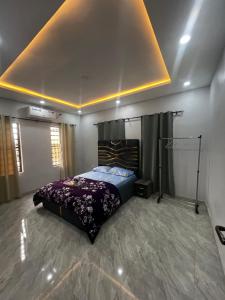 a bedroom with a bed in a room at Private Bedroom with a private bathroom in Bolorunpelu