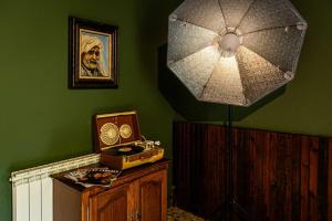 a room with a green wall with a large light at Les Portes Neuves! in Belloc-Saint-Clamens