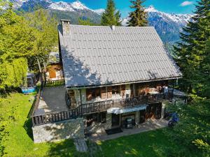 an aerial view of a house with mountains in the background at Chalet Pegulu in Puy-Saint-Vincent