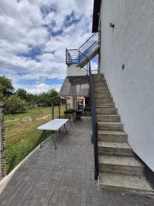 a stairway with a white bench next to a building at Aqua Sia in Sighetu Marmaţiei