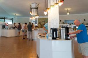 ein Mann, der an einer Küchentheke steht in der Unterkunft Hotel Keskin in Dalyan