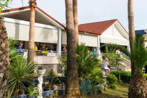 ein Haus mit Palmen davor in der Unterkunft Hotel Keskin in Dalyan