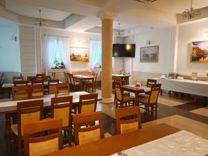 a dining room filled with tables and chairs at Dwór Dziekanów in Zielonki