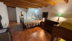 a bedroom with a bed and a table with a lamp at Casa de Santana in Santana