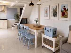 a kitchen and dining room with a table and chairs at บ้านเคียงคลื่น in Cha Am