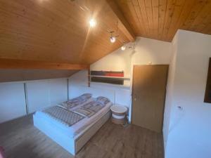 a small room with a bed and a closet at Bell air Max in Les Hauts-Geneveys