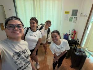 Eine Gruppe von Menschen steht in einem Krankenzimmer in der Unterkunft Seashore Inn in Siquijor
