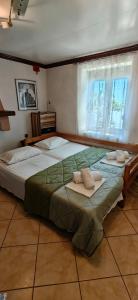 ein Schlafzimmer mit zwei Betten und einem Fenster in der Unterkunft Dalis House in Astris