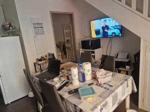 a table with a laptop on it in a room at demeure du ventoux in Aubignan
