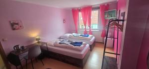 a small room with two beds and a ladder at Sonnige Ferienzimmer WHV in Wilhelmshaven