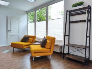 two chairs and a table in a room with windows at Dat tweete Tohuus in Soltau