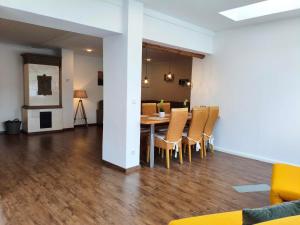 a dining room and living room with a table and chairs at Dat tweete Tohuus in Soltau