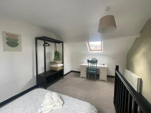 a bedroom with a bed and a desk and a table at Cozy House in Crookes in Walkly