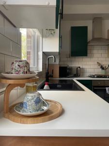 a kitchen counter with a glass jar on a wooden tray at Cozy House in Crookes in Walkly +9 photos