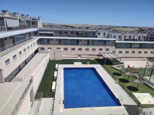 a building with a large swimming pool in front of it at Apartamento en Arroyomolinos in Arroyomolinos