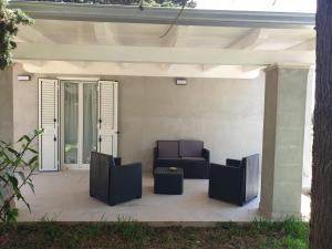 a patio with two chairs and a couch at Casa via maucini in Pachino