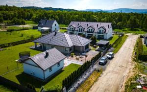 an aerial view of a house with a driveway at Chabrowy Domek in Jeżów Sudecki