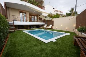 a swimming pool in the yard of a house at Elegant Villa In Vari With Private Pool in Vari